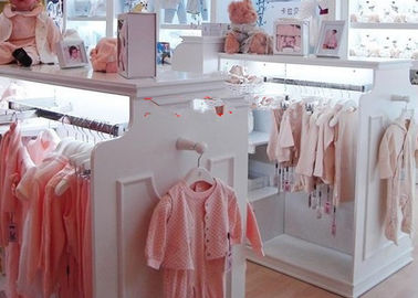 Çevre dostu malzemelerle güzel ve düzenli bebek kıyafetleri dükkanı