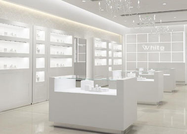 Basit Ahşap Temiz Mat Beyaz Mücevher Dükkanı Dekorasyonu Led Işıkla
