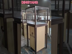 Mücevher vitrinleri sadece ürünleri sergilemek için bir platform değil, aynı zamanda marka imajını artırıcıdır.