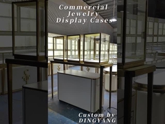 Beige ve altın mücevher vitrinleri lüks ve sıcak alışveriş ortamı yaratıyor